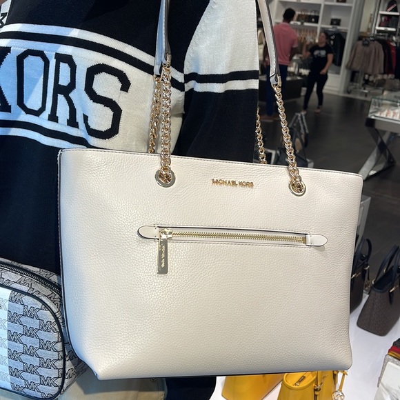 MICHAEL KORS
Jet Set Medium Front Zip Pebbled Leather Chain Tote Bag
Light Cream - Picture 2 of 16